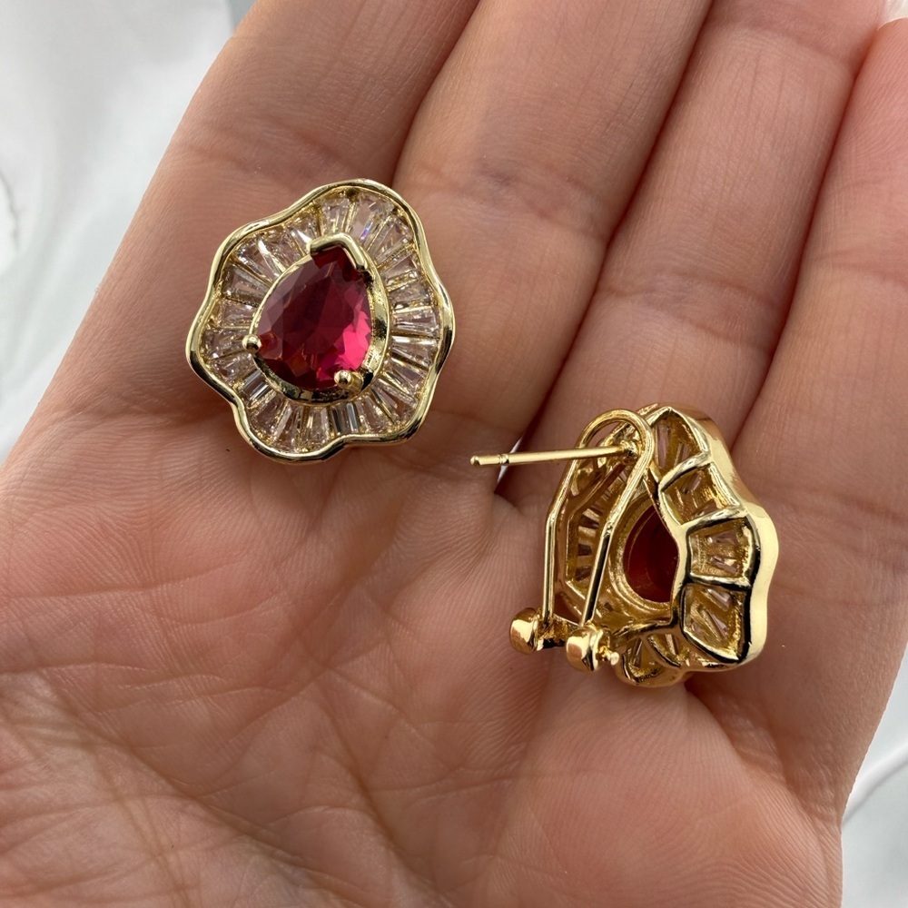 Classic vintage women Gold and Red Gemstone Earrings - Picture 5 of 11